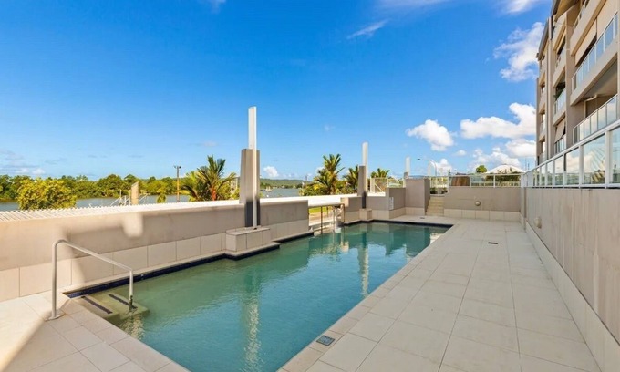 Innisfail Apartamento | Riverside Luxe Penthouse Escape