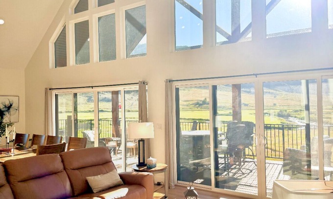 Lava Hot Springs Cabina | Riverside Luxury: Modern Mountain Retreat with Hot Tub and 3 King Suites!