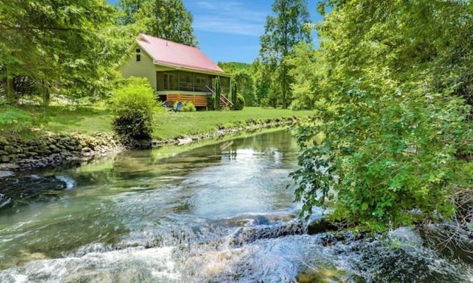 Suches Casa | Riverside Oasis! Close to Helen and Wineries