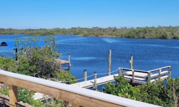 Ruskin Casa | Riverside Oasis - Dock - Shuffleboard