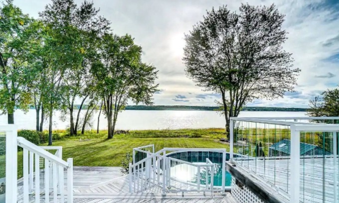 Pontiac Casa | Riverside Ottawa river luxury house for vacation