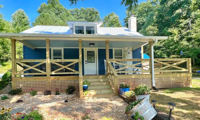 Franklin Casa | Riverside Relaxer w/Hot Tub+Fire Pit +Wifi & view
