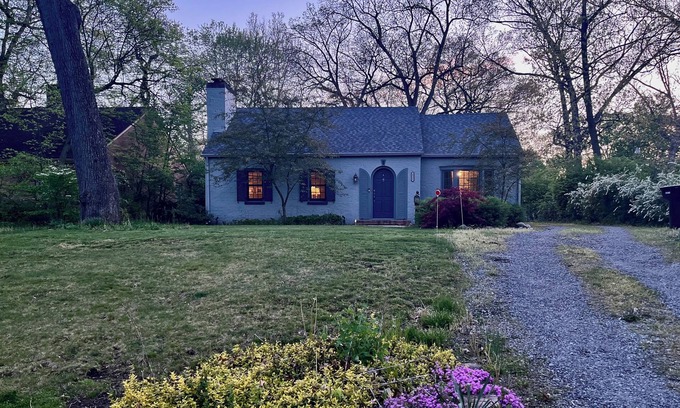 South Bend Casa | Riverside Retreat: cozy home in close proximity to Notre Dame! Sleeps 6!