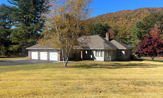 Hancock Casa | Riverside Retreat in The Catskill Mountains
