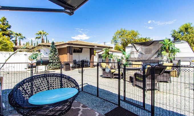 Riverside Casa | Riverside retreat near University of California