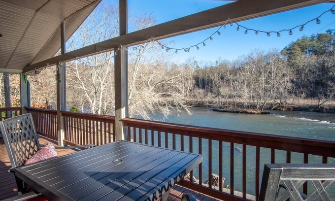 Franklin Casa | Riverside retreat w/ soothing views & soft sounds