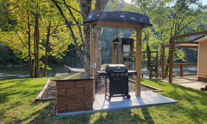 Marshall Cabina | Riverside Retreat with a Pavilion and Hot Tub