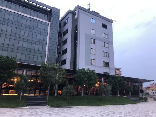 Mbrostar-Urë Hotel | Riverside rooms at Hotel Fieri
