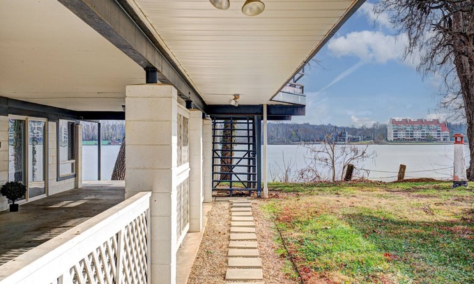 Jeffersonville Casa | Riverside spot! 8 mls or less to Louisville, Jeffersonville & public boat ramp.