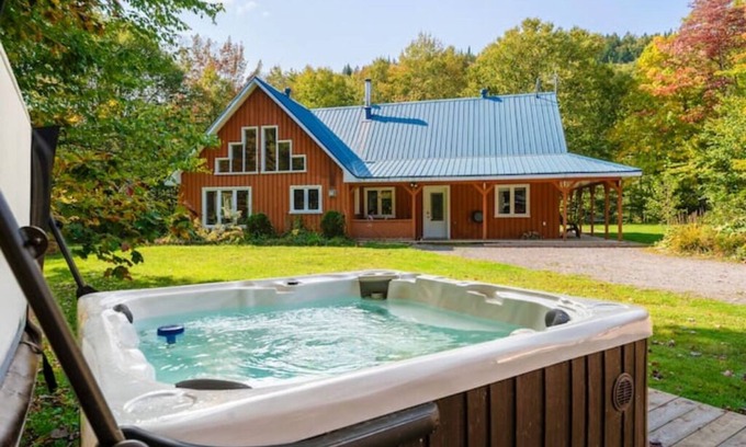 Saint-Raymond Cabina | Riverside Stay w/ Pool Table, Open-Air Patio, BBQ