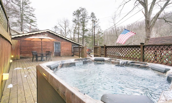 Elkins Cabina | Riverside Suite*HotTub*WiFi*Steps to the River