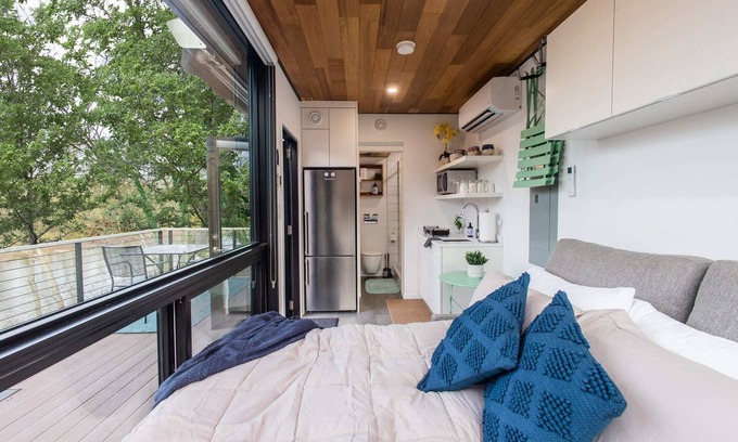 Rileyville Apartamento | Riverside Tiny Cabin w Hot Tub, Fire Pit, & Kayaks