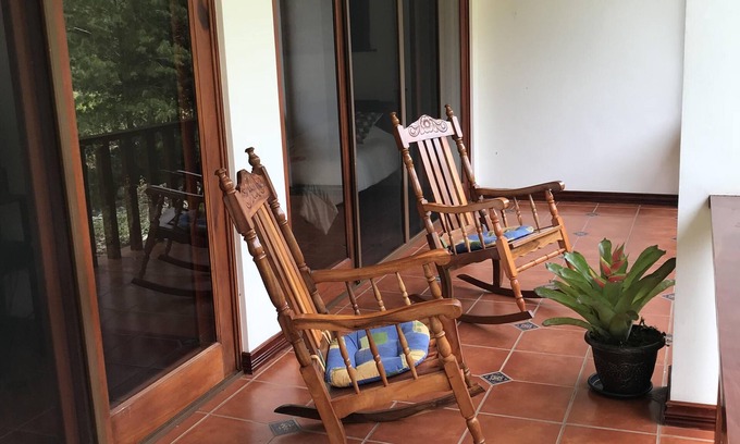 Orosi Condominio | Tranquilidad junto al río, vistas a la montaña, hotel Rio Perlas, spa y aguas termales.