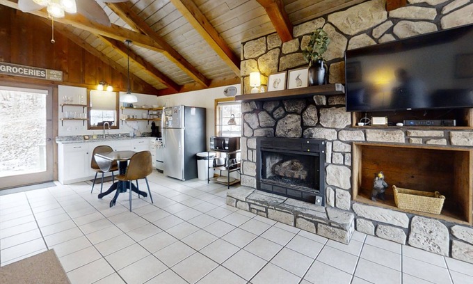 Townsend Cabaña | Riverview 1 Bedroom Cabin by RedAwning