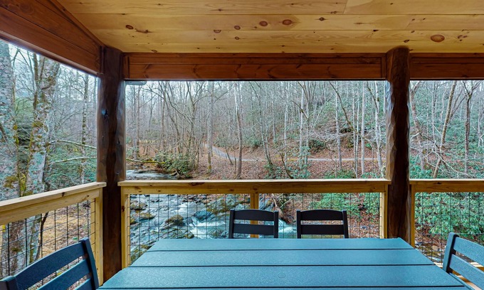 Rocky Grove Cabina | Riverview cabin w/free attraction tickets, hot tub, firepit, arcade & air hockey