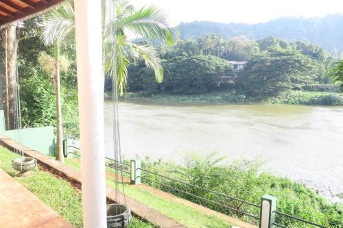 Sirimalwatta Casa | Riverview Glass Room