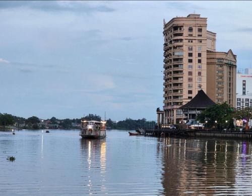 Kampung Surabaya Apartamento | Riverview Home @Waterfront KCH