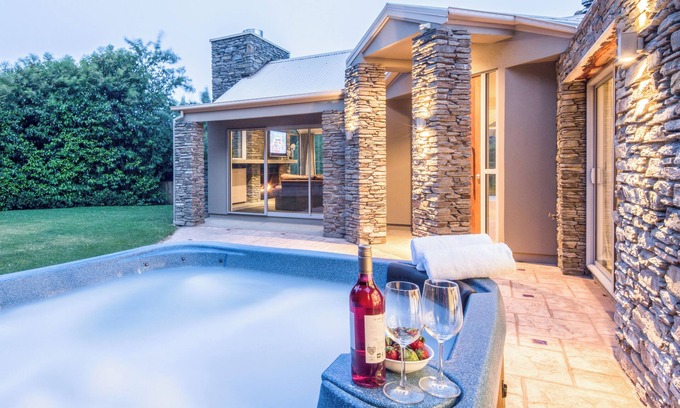 Arthur's Point Casa | Riverview Retreat