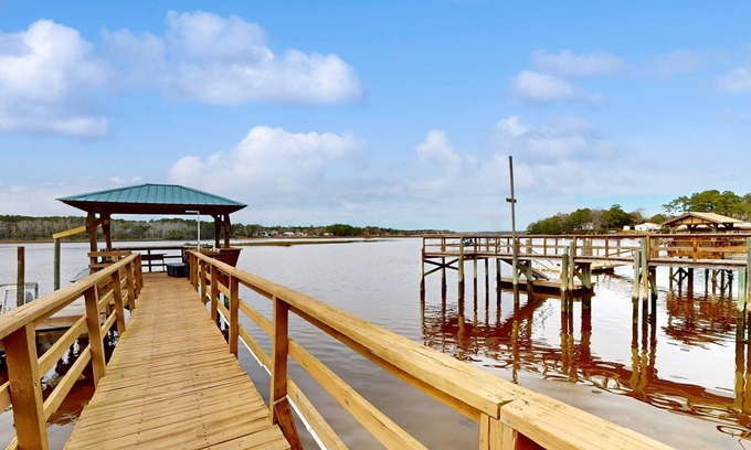 Shallotte Casa | Riverview Wonders | Waterfront house in Shallotte with balcony & river views
