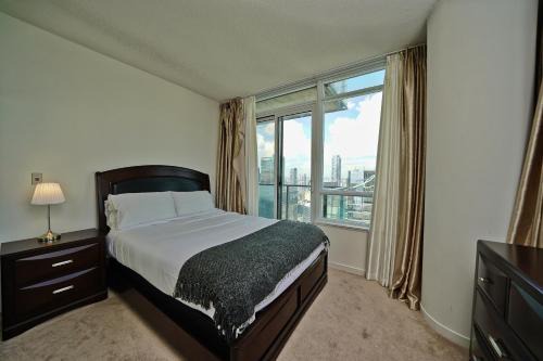 Downtown Toronto Apartamento | RivetStays - The Bremner I