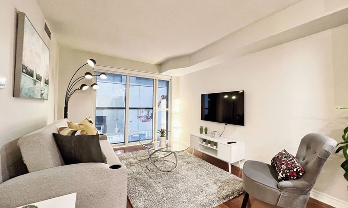 Toronto Entertainment District Apartamento | RivetStays - The Icon