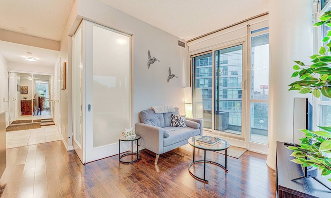 Downtown Toronto Apartamento | RivetStays - The Peter Suites