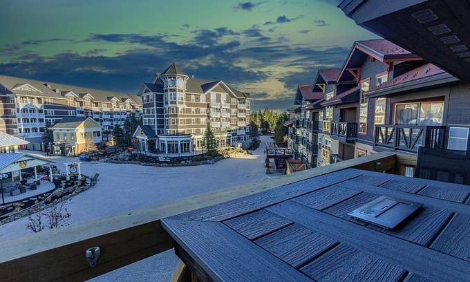 Snowshoe Condominio | RL 419 - Enjoy summer in this newly renovated beauty. Awesome Village views!