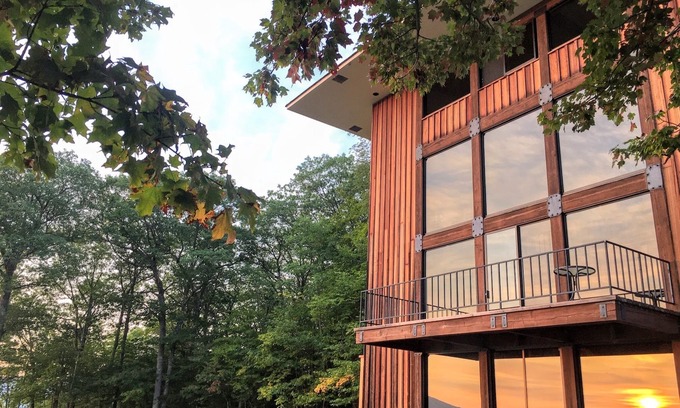 Whitefield Casa | RL Breathtaking views, private mountain retreat. Hot Tub, Dog Friendly, 4WD recommended!