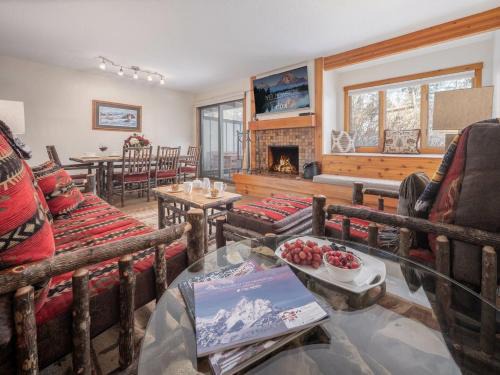 Moose Wilson Road Apartamento | RMR: Chokeberry 3813 Condo in The Aspens