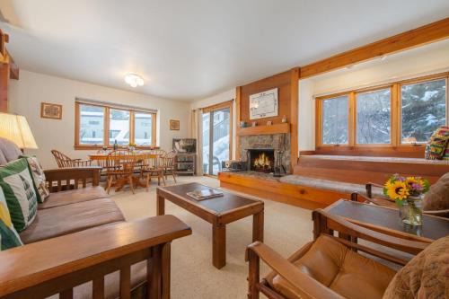 Moose Wilson Road Apartamento | RMR: Columbine 1011 Condo in The AspensWilsonWY