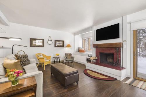 Moose Wilson Road Apartamento | RMR: Hawthorne 214 Condo in The AspensWilsonWY