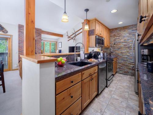 Moose Wilson Road Apartamento | RMR: Strawberry 3921 Condo in The AspensWilsonWY