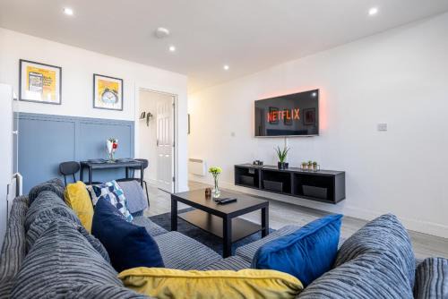 Cradley Apartamento | RNM - Business Pro Ready, Private Access Entire Place, Kitchen and bathrooms with all Amenities, Fast WiFi, Smart Tv, Premium Bed, Parking Nearby