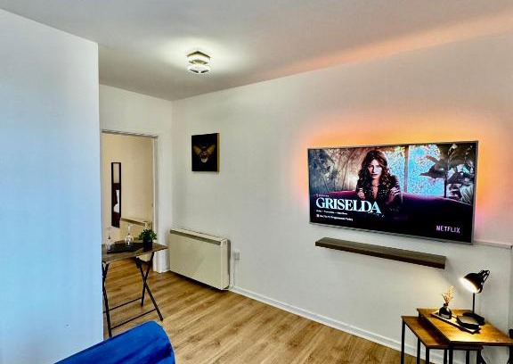 Cradley Apartamento | RNM - Business Professional & Top Choice, Private Access & Entire Place, Kitchen & Washroom with amenities, Smart Tv, Easy Access, Fast WiFi, Parking Nearby, Great transport links