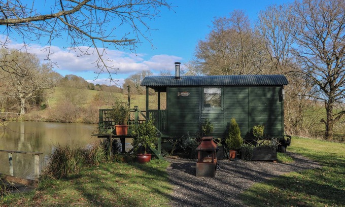 Hadlow Down Cabaña | ROACH HUT, pet friendly, character holiday cottage in Crowborough