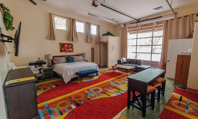 Los Ranchos de Albuquerque Apartamento | Roadrunner RV Studio @ SantuaRio Grande - Fun & Spacious Studio+Kitchenette
