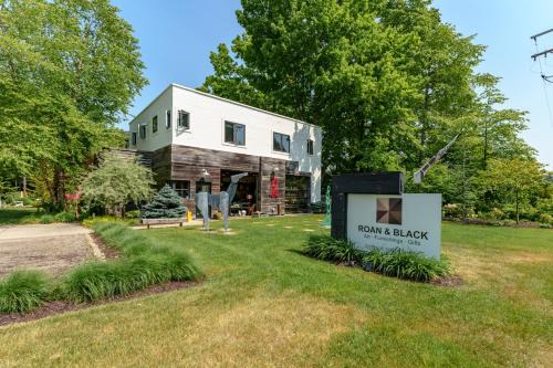 Saugatuck Casa | Roan & Black - Dog Friendly - Above one of the best contemporary galleries in West Michigan