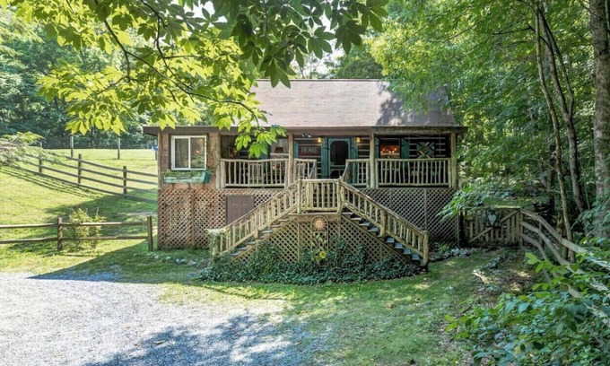 Hampton Cabina | Roan Mountain Charming Cabin Hot Tub Close to Hiking Dogs Welcome