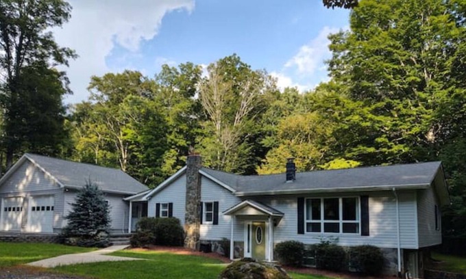Bakersville Casa | Roan Mountain Creek Side Hideaway