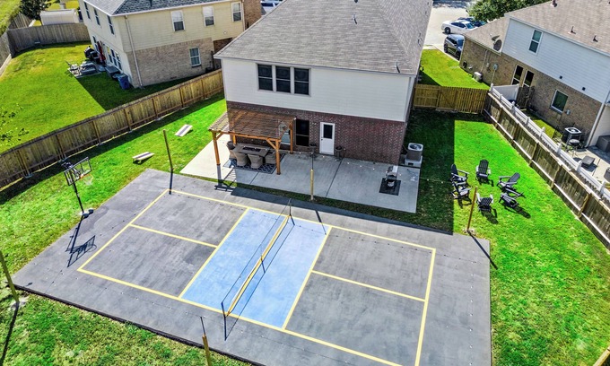 Northeast Houston Casa | Roaring 1920s Gatsby Manor with Large Pickleball & Secret Speakeasy Room