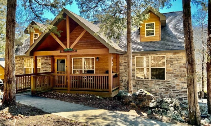 Branson West Cabina | “Roark Lodge” in Branson | Sleeps 6 & 7 min to SDC