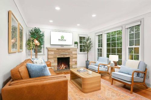 Southwest Minneapolis Casa | Robbin's Nest - Linden Hills - Walk to Creek Trail