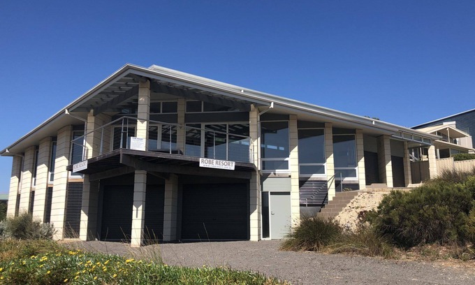 Waterhouse Casa | Robe Resort - 22 Adam Lindsay Gordon Drive