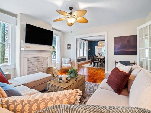McCain Casa | Roberson House Private Pool Walk to DT Sleeps 12