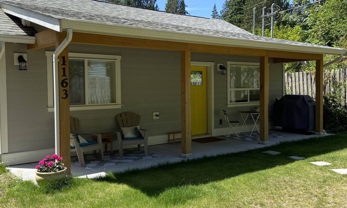 Roberts Creek Cabaña | Roberts Creek Cottage. Close to village, beach, hiking and biking trails.