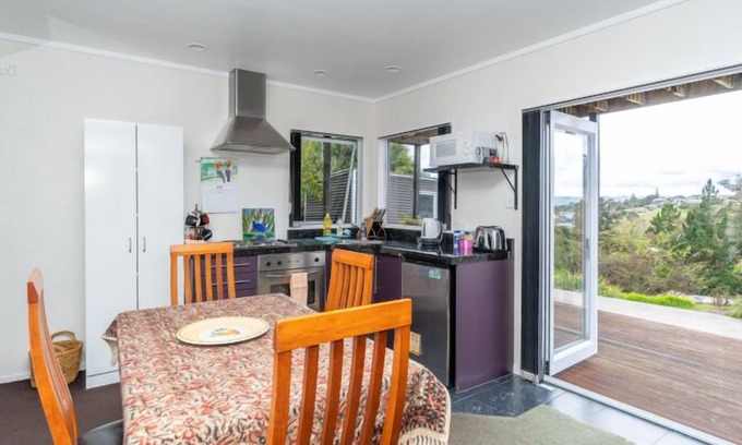 Raglan Apartamento | Roberts St - Apartment (Downstairs) - 2BR 1Bath-2 bedroom holiday home