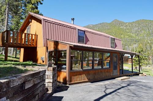 Red River Casa | Roberts Trappers Lodge - Pet Friendly - WiFi- Trailer Parking - Garage Access - Washer - Dryer - Great Views
