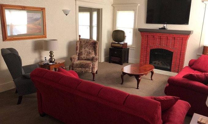 Chowchilla Casa | Robertson Villa 2BR Cozy Cottage with Full Kitchen