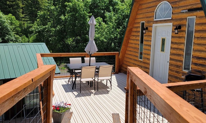 Lava Hot Springs Cabina | Robies Roost Guesthouse - Cabin in the Woods!