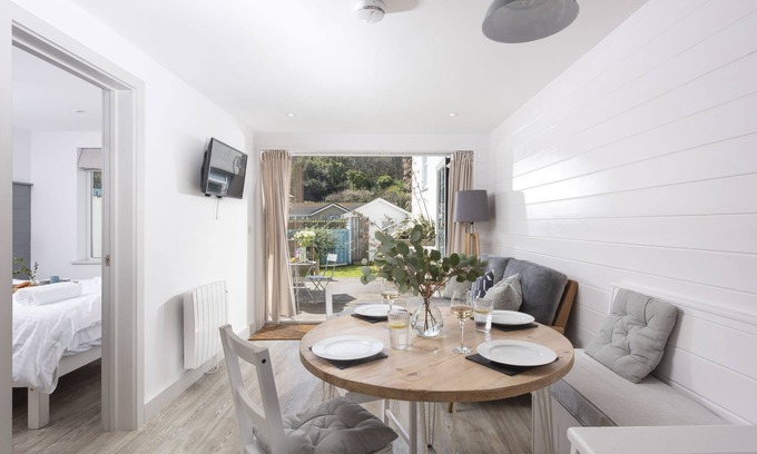 Polzeath Cabaña | Robin is a delightful two-bedroom holiday property, offering a peaceful escape